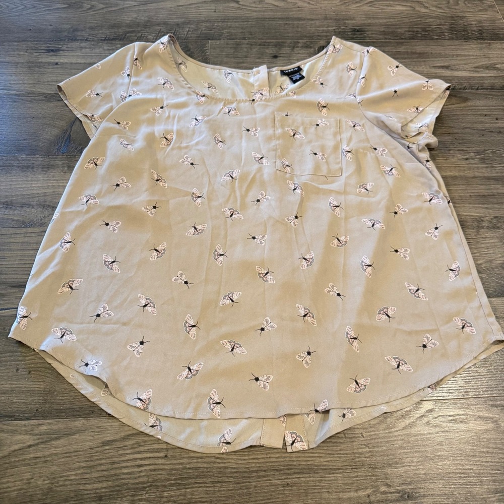 Torrid Tan Butterfly Print Button Back Short Sleeve Blouse Top Size 0 Large - Picture 2 of 9